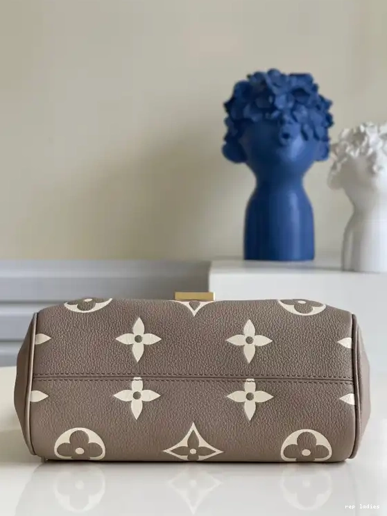 Cheap VUITTON FAVORITE LOUIS 0218