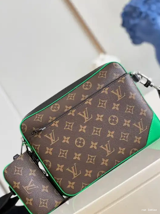 Cheap LOUIS VUITTON TRIO MESSENGER 0224