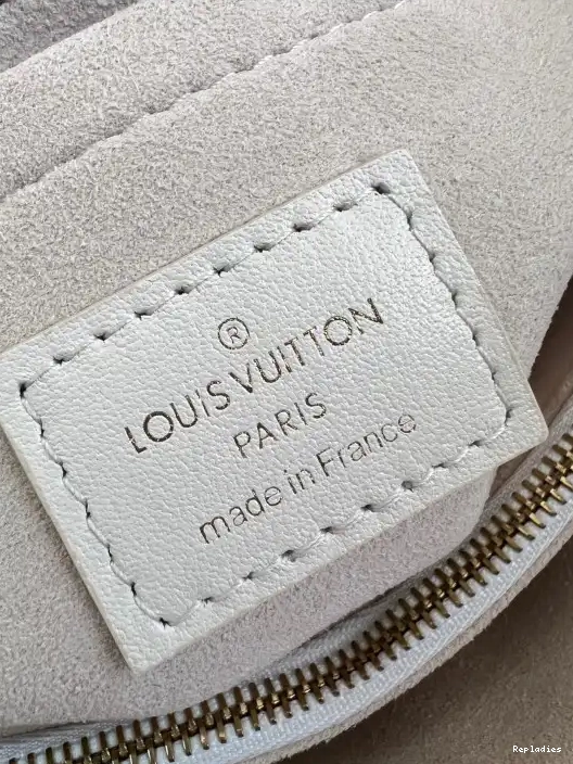 Cheap LOUIS VUITTON HOLD ME 0218