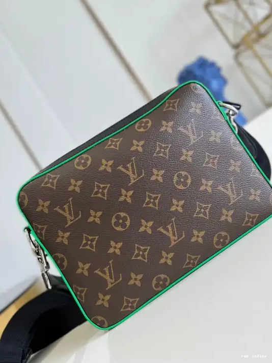 Cheap LOUIS VUITTON TRIO MESSENGER 0224